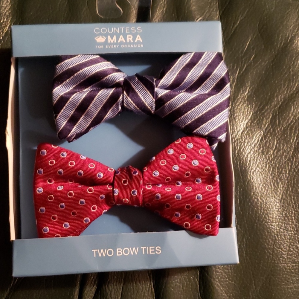 Pre-tied bow ties